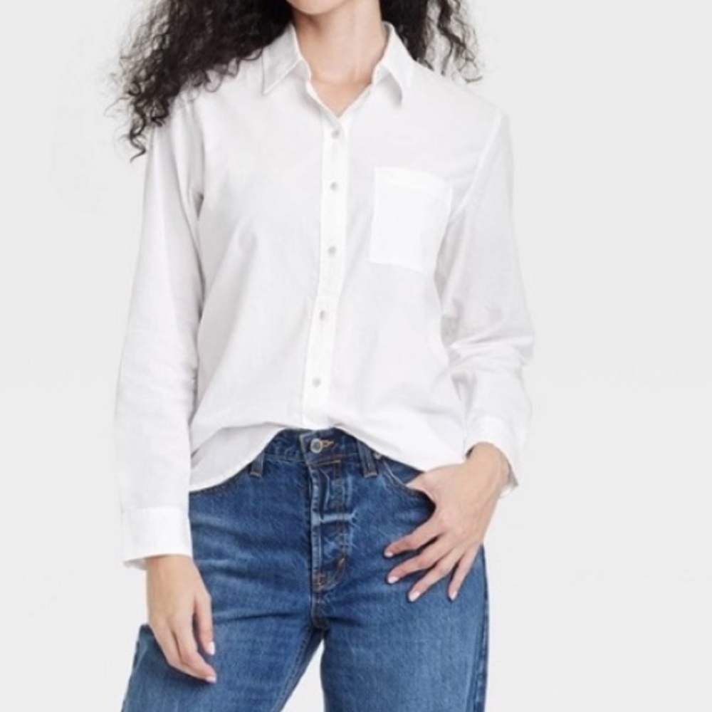 NWT Women’s Long Sleeve Button Down Shirt.   White. S